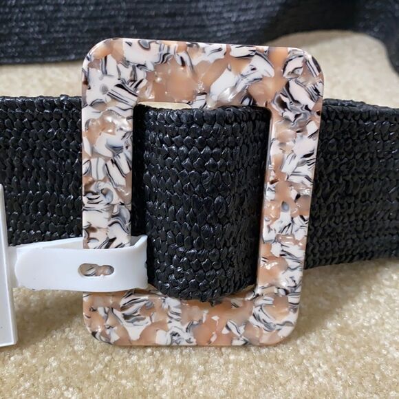 Women’s Stretchy Black Belt with Cool Buckle Size L NWT - Picture 2 of 3